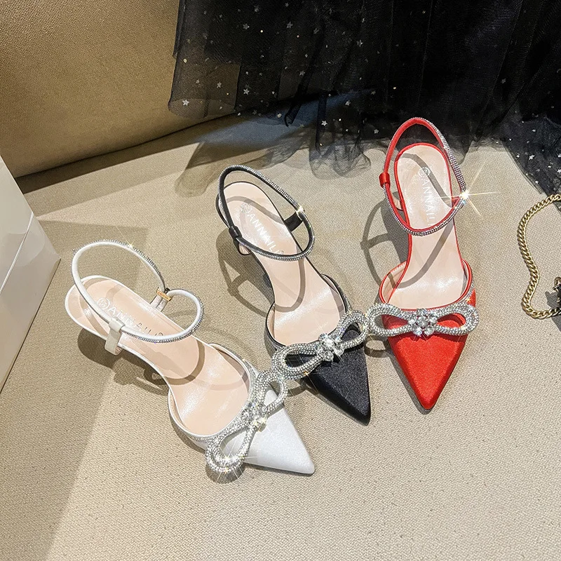 Женские вечерние туфли-лодочки белого цвета на высоком каблуке, свадебные туфли с острым носком, сандалии с открытым верхом и стразами
Женские вечерние туфли-лодочки белого цвета на высоком каблуке, свадебные туфли с острым носком, сандалии с открытым верхом и стразами