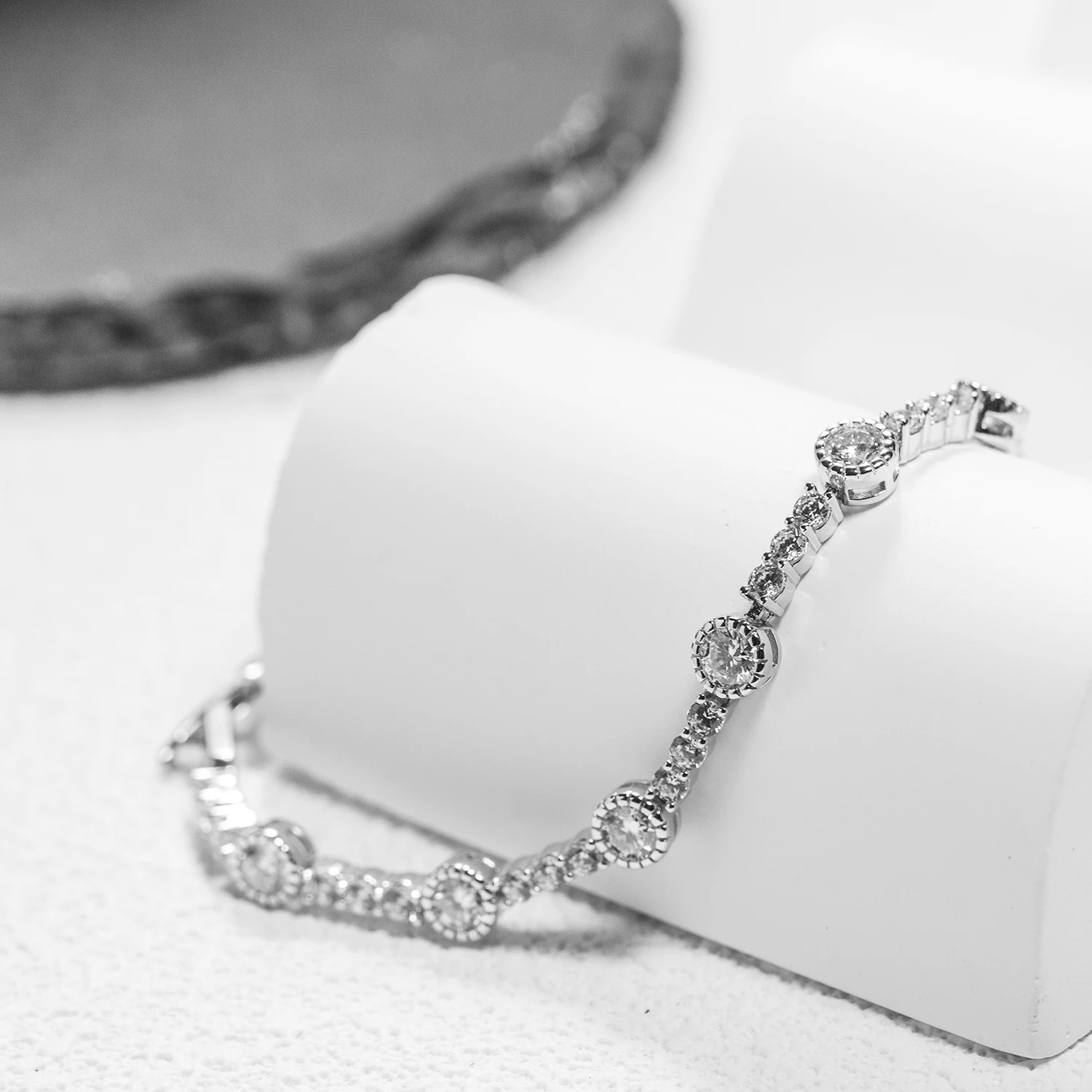 Браслет с бусинами-стразами и цирконами 5А, с родиевым покрытием, женские украшения, подарок на свадьбу, выпускной, День святого Валентина, блестящий дизайн
Браслет с бусинами-стразами и цирконами 5А, с родиевым покрытием, женские украшения, подарок на свадьбу, выпускной, День святого Валентина, блестящий дизайн