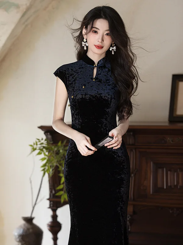 Elegant Black Velvet Long Qipao Dress with Fish Tail Design Chinese Style New Autumn High End Fashion Retro Style Women's Dress
Elegant Black Velvet Long Qipao Dress with Fish Tail Design Chinese Style New Autumn High End Fashion Retro Style Women's Dress