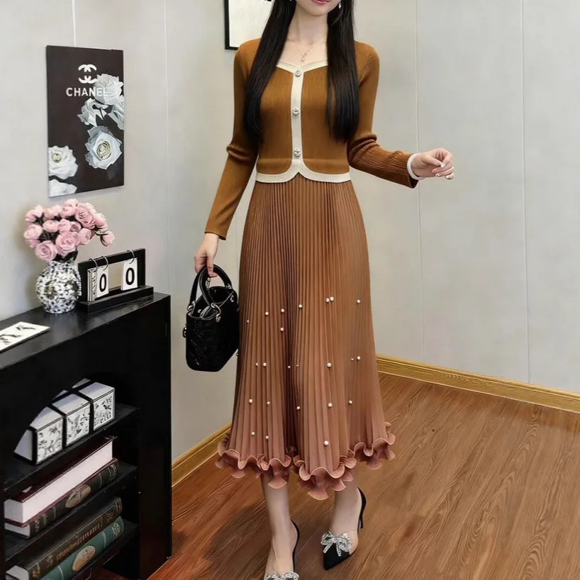 Miyake Loose Women's Clothing Fashion Slim-fitting V-neck Color Matching Dress Loose Pleated Casual Dresses
Miyake Loose Women's Clothing Fashion Slim-fitting V-neck Color Matching Dress Loose Pleated Casual Dresses