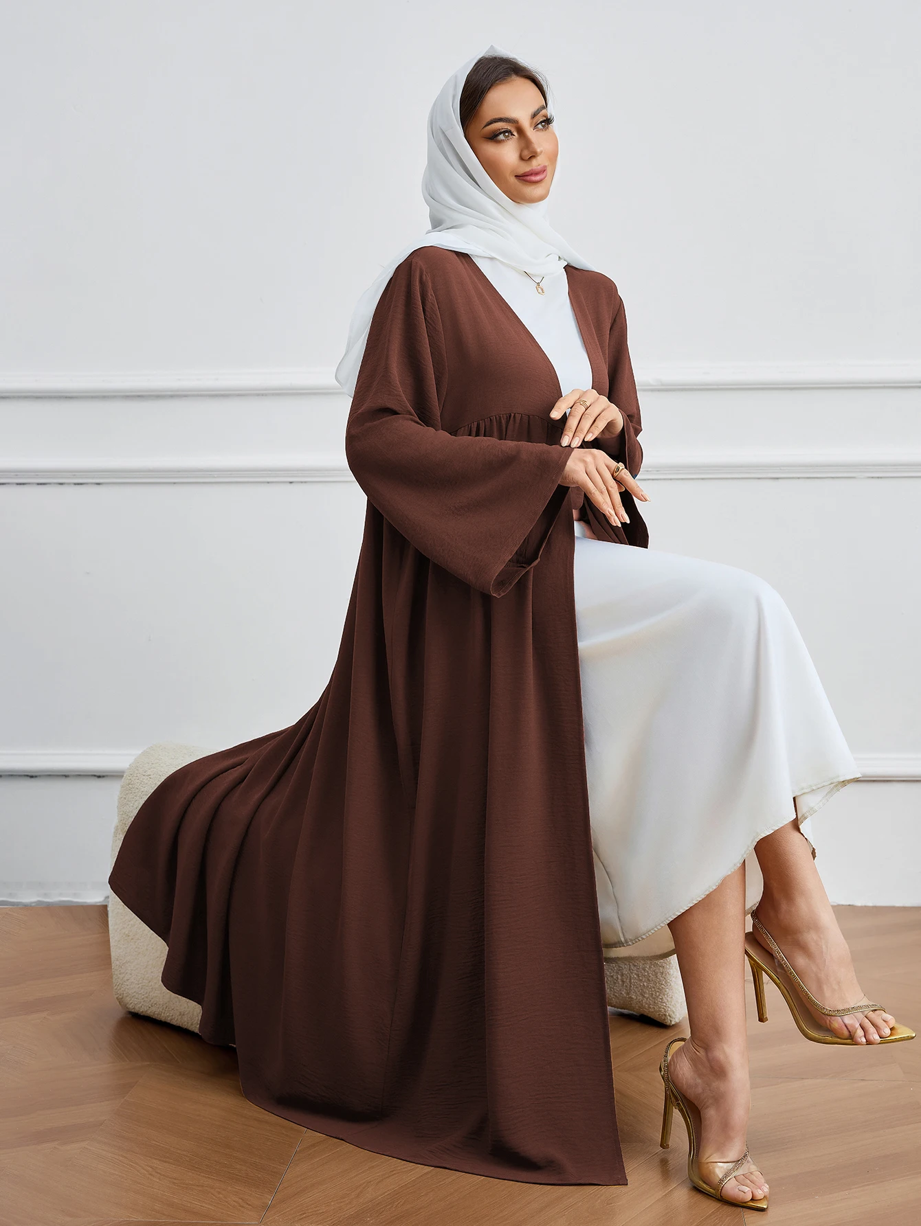 Мусульманская Абая Саудовской Аравии с V-образным вырезом и поясом на талии, подходит для скромного наряда на повседневной жизни или особых мероприятий Ид Исламская свободная одежда
Мусульманская Абая Саудовской Аравии с V-образным вырезом и поясом на талии, подходит для скромного наряда на повседневной жизни или особых мероприятий Ид Исламская свободная одежда