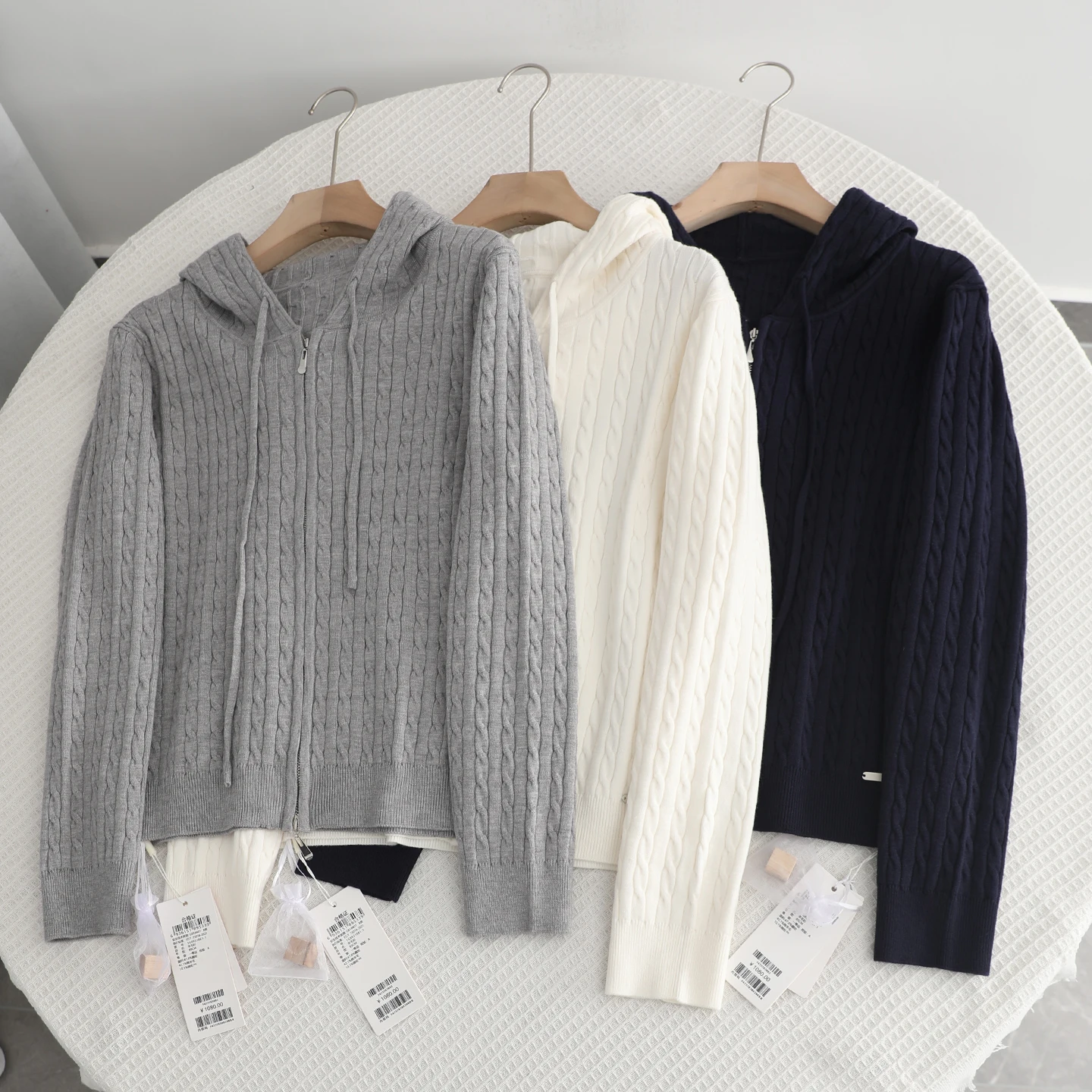 Повседневный вязаный длинный женский открытый кардиган с капюшоном, универсальный свободный свитер на молнии, осенний новый Sle Ihome
Повседневный вязаный длинный женский открытый кардиган с капюшоном, универсальный свободный свитер на молнии, осенний новый Sle Ihome