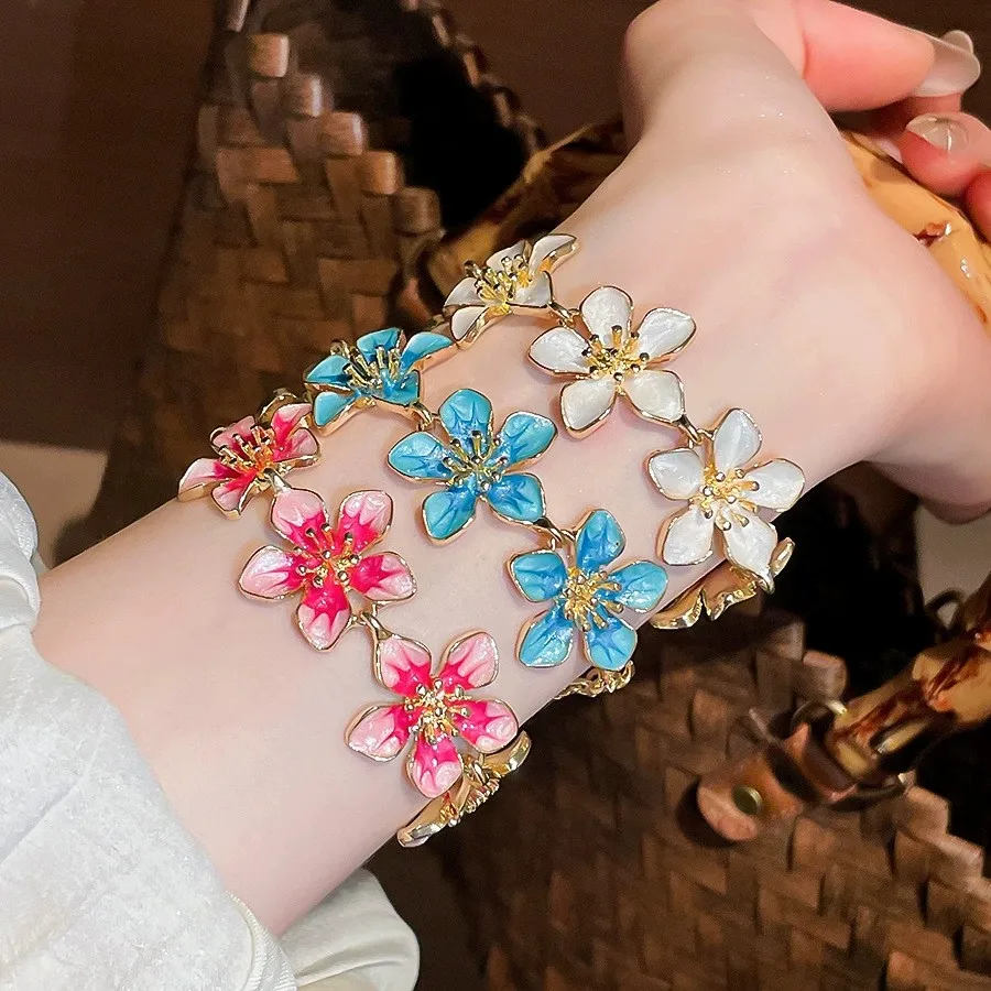Elegant Metal Enamel Flower Open Bracelet for Women Exaggerated Exquisite White Red Flowers Floral Bangle Party Vacation Jewelry
Elegant Metal Enamel Flower Open Bracelet for Women Exaggerated Exquisite White Red Flowers Floral Bangle Party Vacation Jewelry
