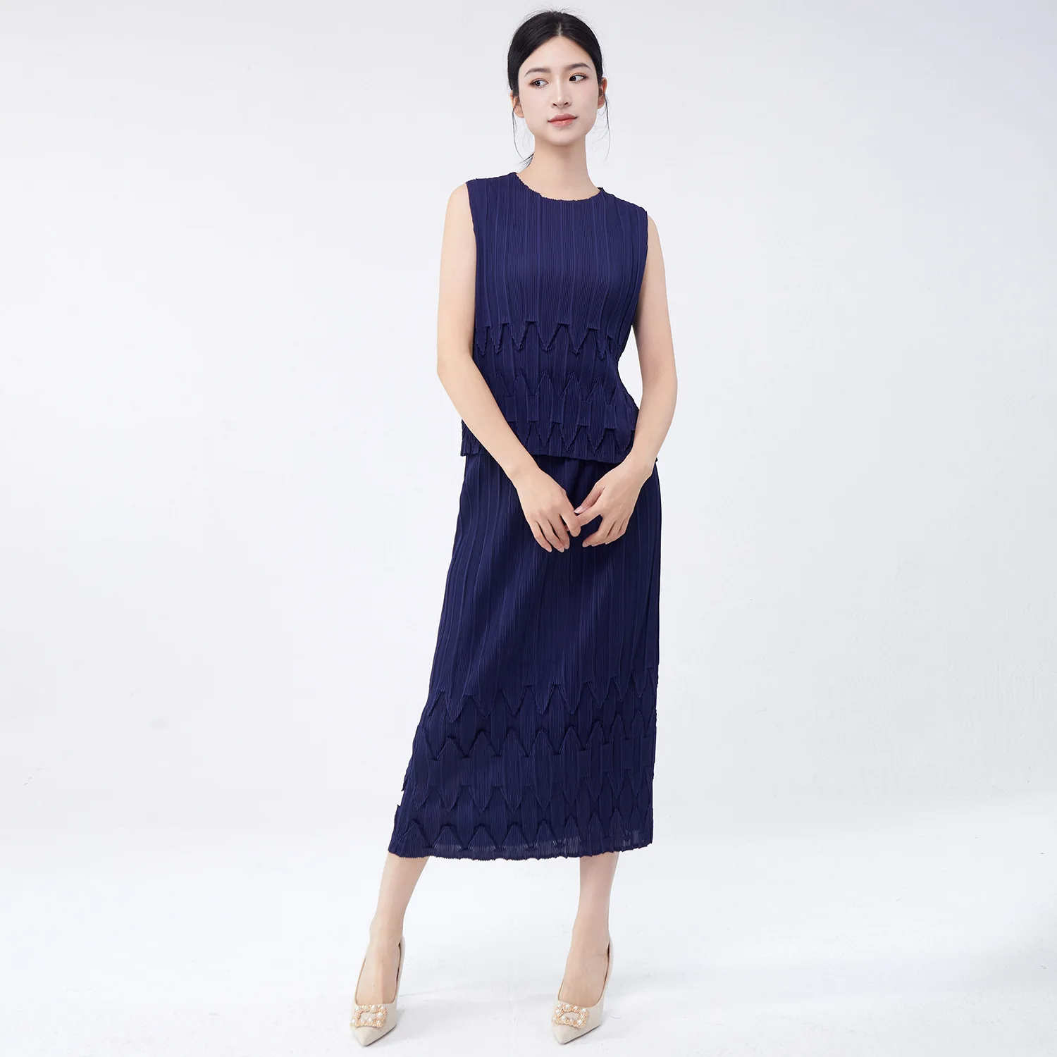 Miyake Pleated Set of Dress 2025 Spring and Summer New Hundred and Sleeveless Top Package Hip Half-body Skirt Two-piece Set
Miyake Pleated Set of Dress 2025 Spring and Summer New Hundred and Sleeveless Top Package Hip Half-body Skirt Two-piece Set