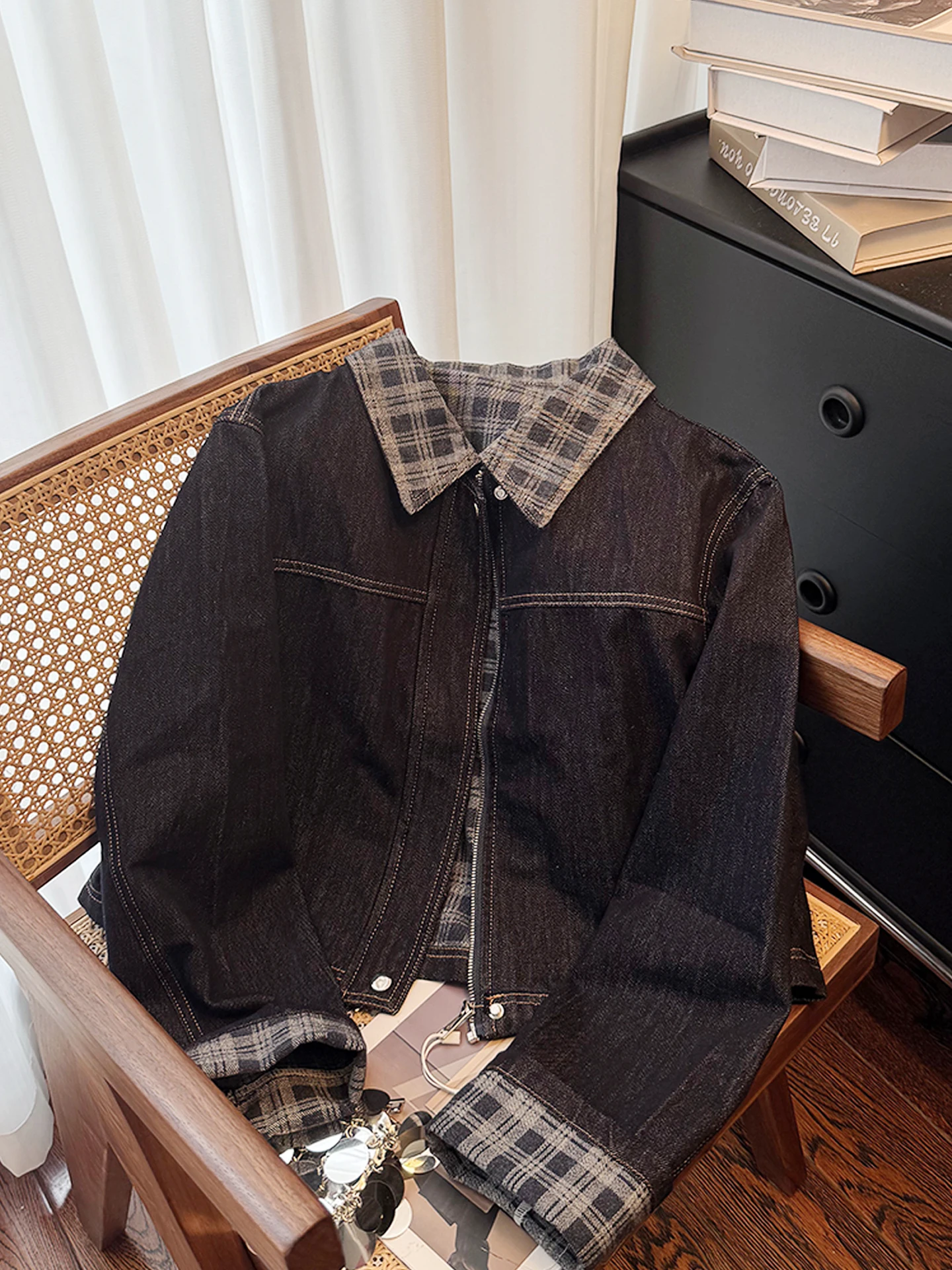 Ретро-куртка из денима в американском стиле с клетчатым воротником, женская, весна-осень, свободного кроя, на молнии, с дизайнерскими вставками, повседневная модная верхняя одежда
Ретро-куртка из денима в американском стиле с клетчатым воротником, женская, весна-осень, свободного кроя, на молнии, с дизайнерскими вставками, повседневная модная верхняя одежда