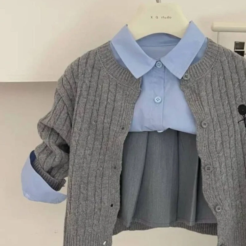 Girls' Spring and Autumn Set New Girl Baby Academy Style Knitted Cardigan Shirt and Pleated Skirt 3-piece Set
Girls' Spring and Autumn Set New Girl Baby Academy Style Knitted Cardigan Shirt and Pleated Skirt 3-piece Set