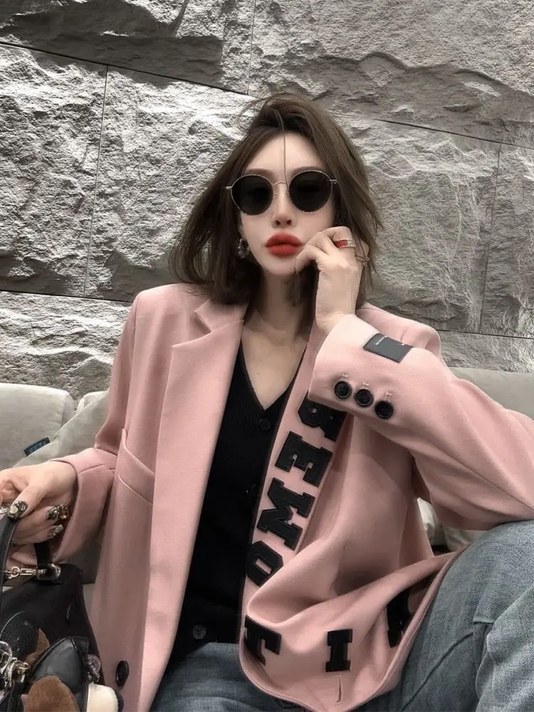 Spring New European Style Small Suit, Unique And Super Good-Looking Korean Style High-End Pink Letter Suit Jacket For Women
Spring New European Style Small Suit, Unique And Super Good-Looking Korean Style High-End Pink Letter Suit Jacket For Women
