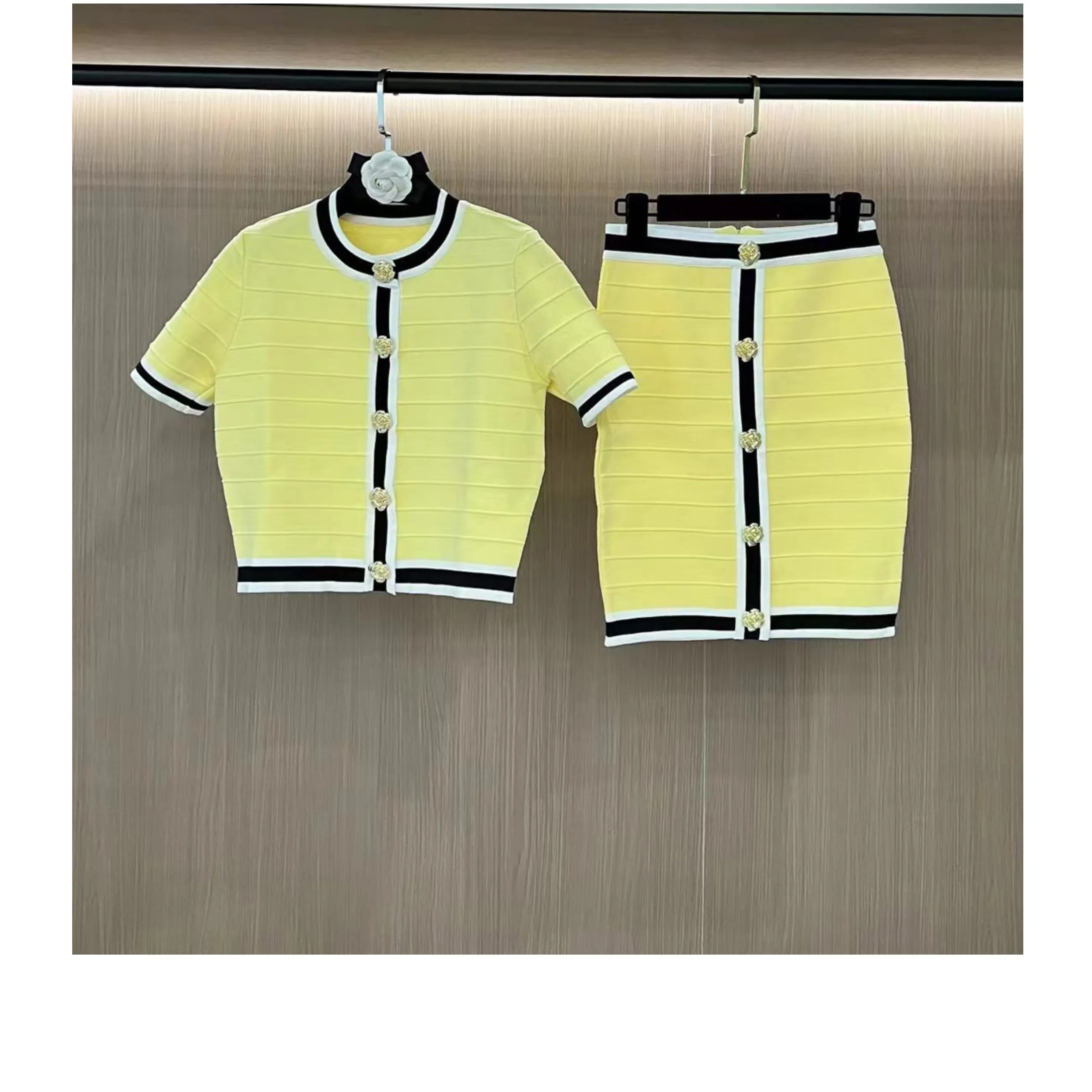 High Quality Women Summer New Women Short-Sleeved Knitted Cardigan Top + Skirt Two-Piece Set
High Quality Women Summer New Women Short-Sleeved Knitted Cardigan Top + Skirt Two-Piece Set