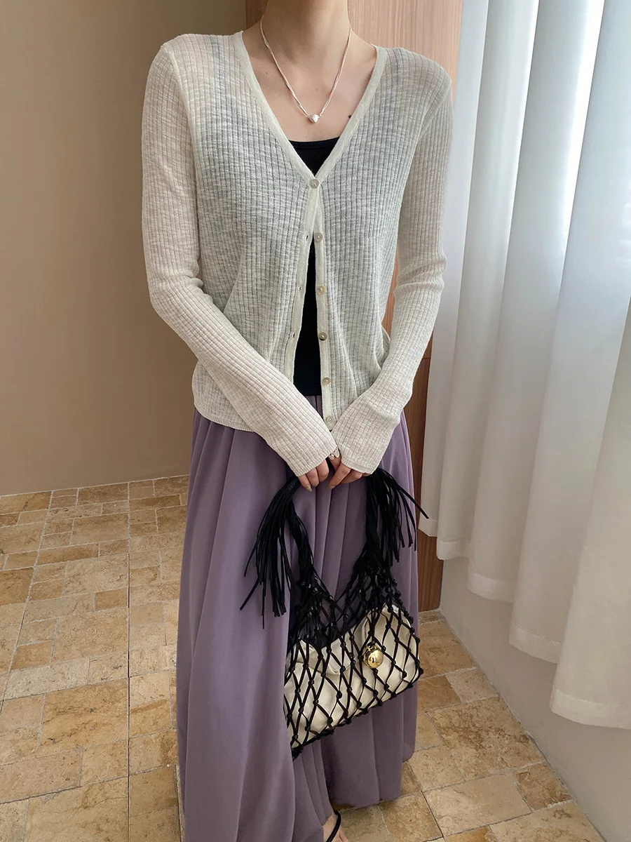 Spring and summer women's casual solid color V-neck long sleeved cardigan sweater
Spring and summer women's casual solid color V-neck long sleeved cardigan sweater