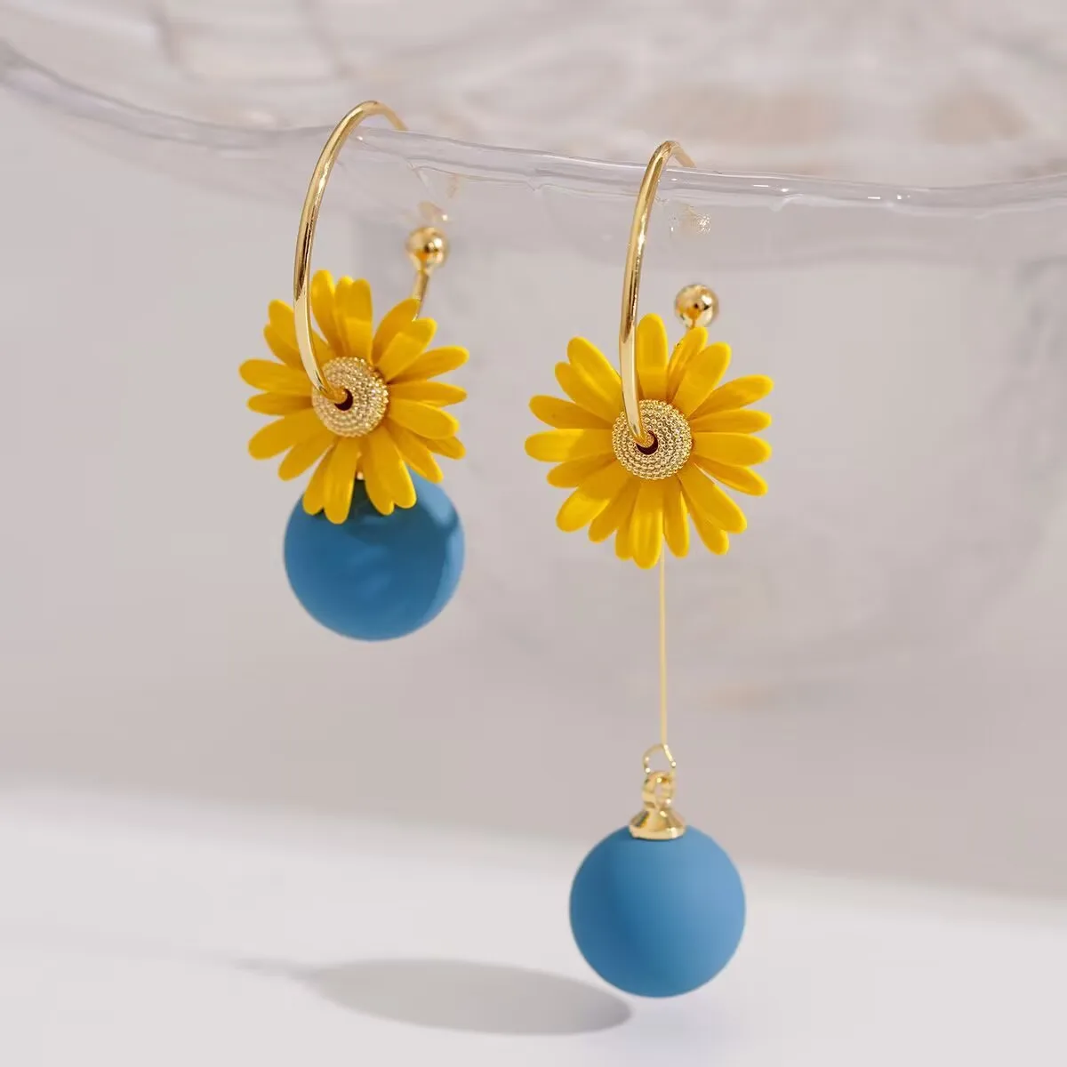 Girl sweet style summer seaside vacation party yellow daisy earrings
Girl sweet style summer seaside vacation party yellow daisy earrings