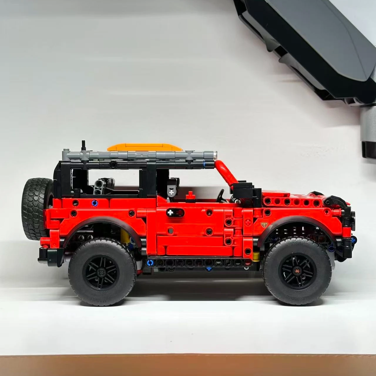 Детализированный конструктор премиум-класса Disney Instant 42213 Ford Bronco для домашнего декора, рождественский подарок для всех возрастов
Детализированный конструктор премиум-класса Disney Instant 42213 Ford Bronco для домашнего декора, рождественский подарок для всех возрастов