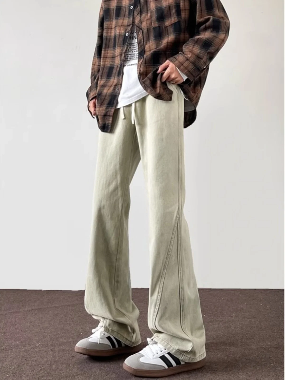 Американские джинсы в стиле пэчворк для мужчин, весенне-осенние, с завязками на талии, свободные прямые брюки-леггинсы, длинные штаны
Американские джинсы в стиле пэчворк для мужчин, весенне-осенние, с завязками на талии, свободные прямые брюки-леггинсы, длинные штаны