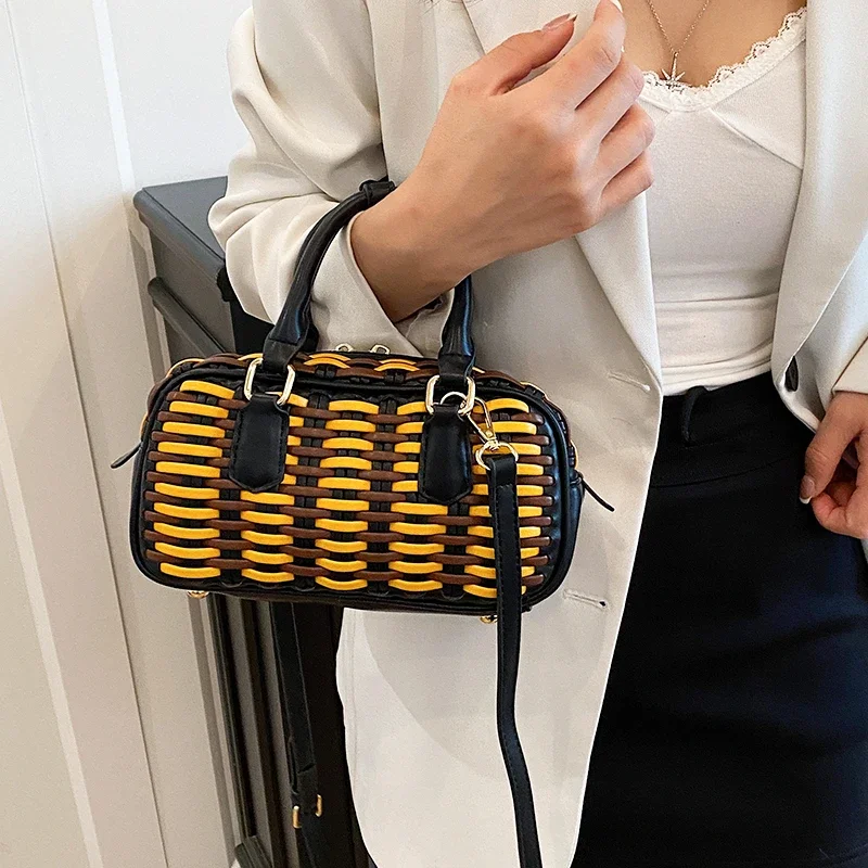 Простая, но стильная сумка-мессенджер для женщин, которую можно носить как через плечо или на плече, с большим внутренним отделением и функцией сумки для подгузников.
Простая, но стильная сумка-мессенджер для женщин, которую можно носить как через плечо или на плече, с большим внутренним отделением и функцией сумки для подгузников.