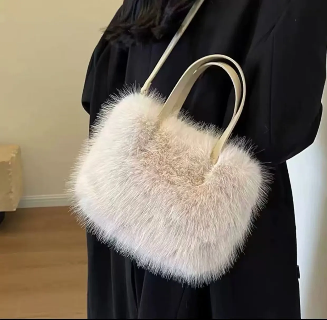 This year's trendy new plush handbag 2024 winter new versatile European style one-shoulder crossbody bag tote women's bag
This year's trendy new plush handbag 2024 winter new versatile European style one-shoulder crossbody bag tote women's bag