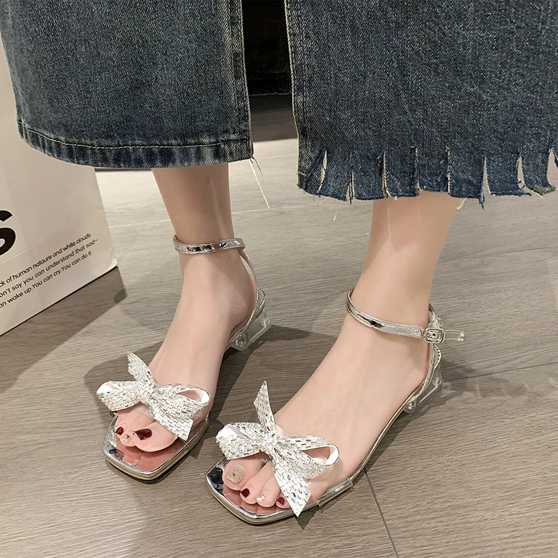 2025 Silver Rhinestone Sandals with Bow Women's Platform One Line Buckle Medium Chunky Square Heels with Fairy Wind Skirt
2025 Silver Rhinestone Sandals with Bow Women's Platform One Line Buckle Medium Chunky Square Heels with Fairy Wind Skirt