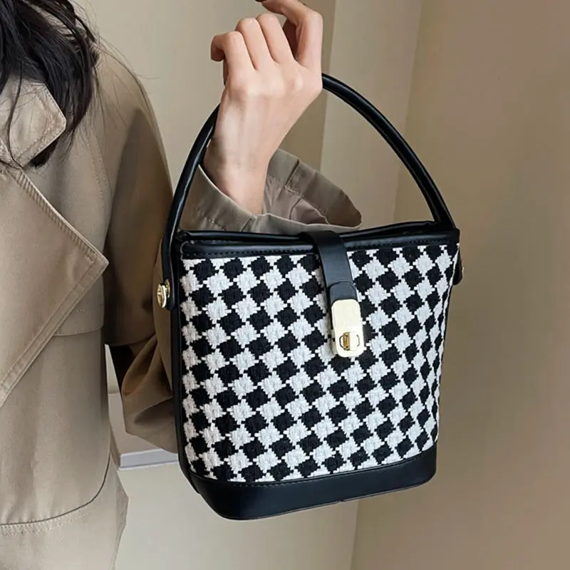 Модная женская сумка в шахматном порядке с бриллиантовыми цветными блоками, большая вместительная сумка на плечо, женские легкие универсальные сумки через плечо
Модная женская сумка в шахматном порядке с бриллиантовыми цветными блоками, большая вместительная сумка на плечо, женские легкие универсальные сумки через плечо