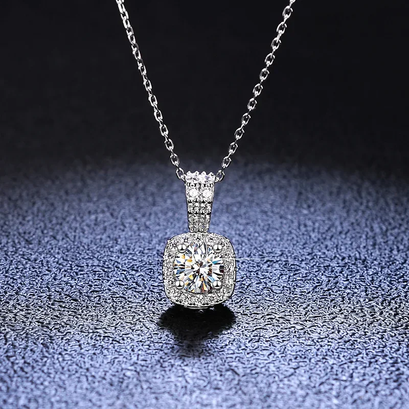 High-end Platinum Pt950 1 Carat Moissanite Diamond Necklace Pendants for Women Classic Square Bag Wedding Pendant Jewelry Gift
High-end Platinum Pt950 1 Carat Moissanite Diamond Necklace Pendants for Women Classic Square Bag Wedding Pendant Jewelry Gift