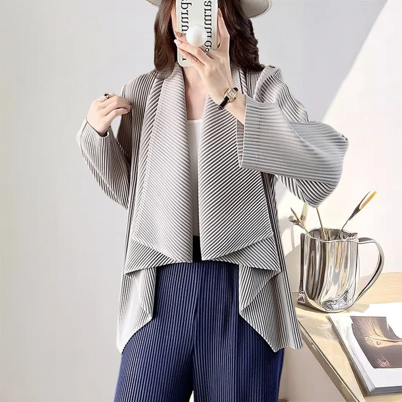 Miyake плиссированные женские куртки женские осенние новые кардиганы с лацканами блузка с длинными рукавами простые свободные большие размеры с эластичной верхней одеждой
Miyake плиссированные женские куртки женские осенние новые кардиганы с лацканами блузка с длинными рукавами простые свободные большие размеры с эластичной верхней одеждой