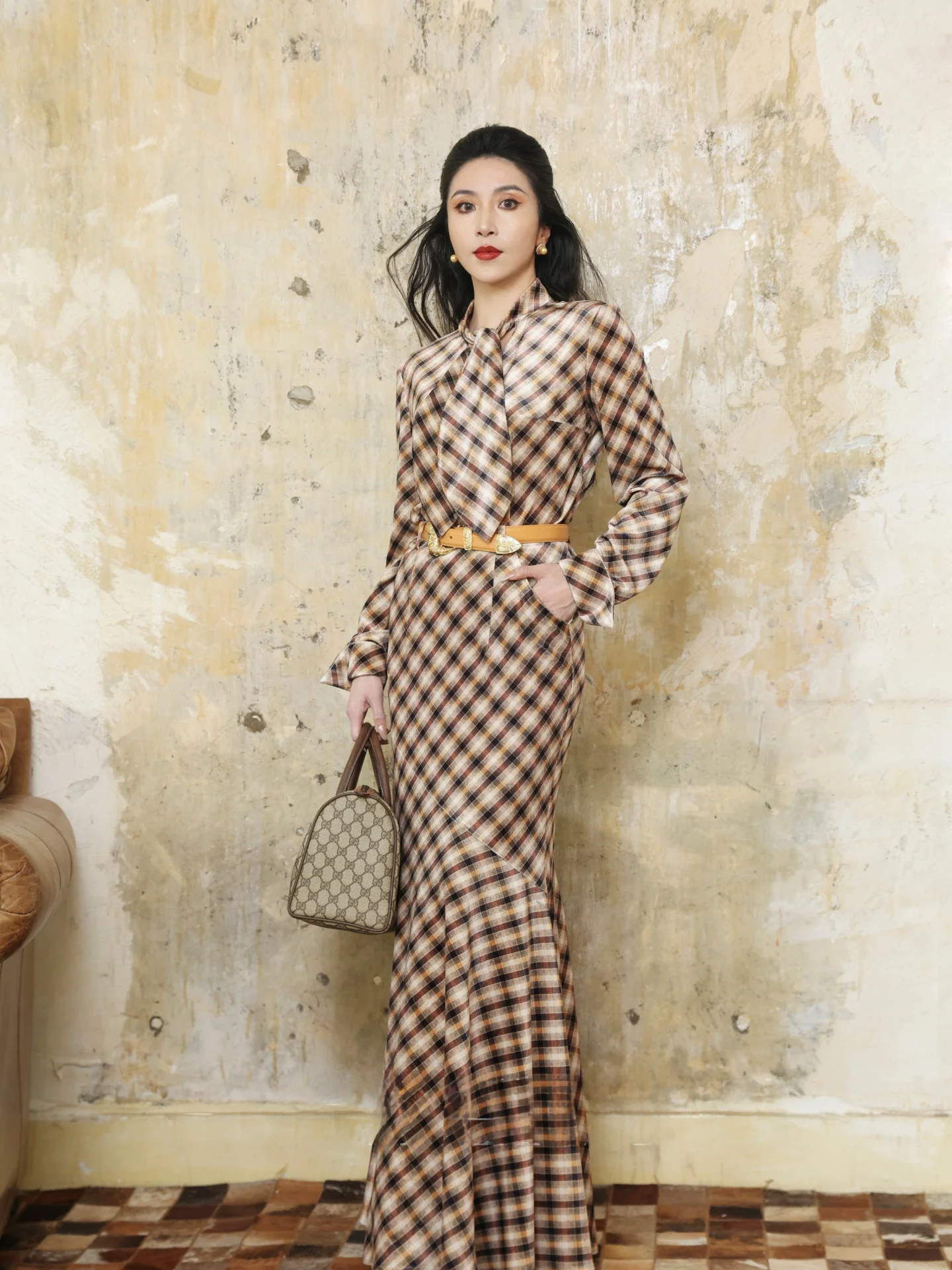 Винтажная вельветовая юбка в клетку с поясом, золотистая вышивка, длинная, облегающая, для женщин, на осень-зиму
Винтажная вельветовая юбка в клетку с поясом, золотистая вышивка, длинная, облегающая, для женщин, на осень-зиму