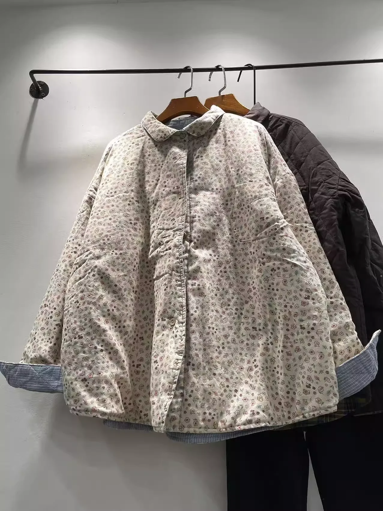 Женское двустороннее пальто Mori Girl в японском стиле, рубашки и блузки большого размера с утолщенной хлопковой подкладкой, куртка-рубашка с длинными рукавами
Женское двустороннее пальто Mori Girl в японском стиле, рубашки и блузки большого размера с утолщенной хлопковой подкладкой, куртка-рубашка с длинными рукавами