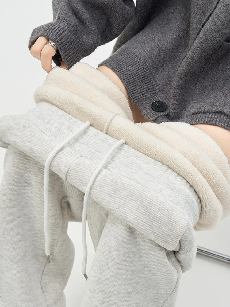 Новые зимние утепленные брюки для женщин, повседневные теплые прямые спортивные штаны из овечьего флиса, женские серые женские брюки с высокой талией и шнурком
Новые зимние утепленные брюки для женщин, повседневные теплые прямые спортивные штаны из овечьего флиса, женские серые женские брюки с высокой талией и шнурком