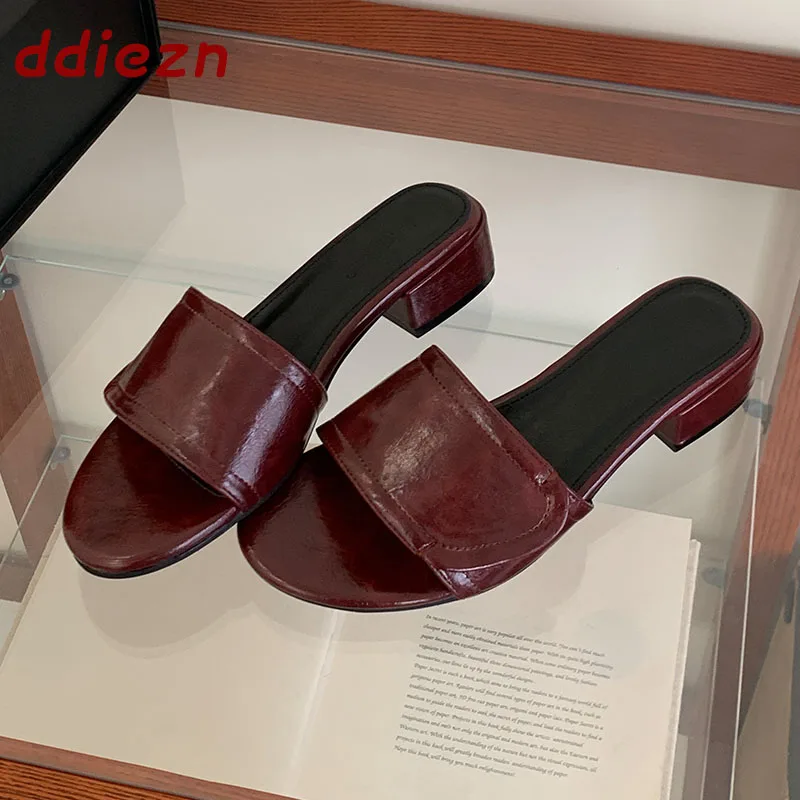 Новые летние женские шлепанцы с круглым носком, модные сандалии на низком каблуке, повседневная обувь для женщин.
Новые летние женские шлепанцы с круглым носком, модные сандалии на низком каблуке, повседневная обувь для женщин.