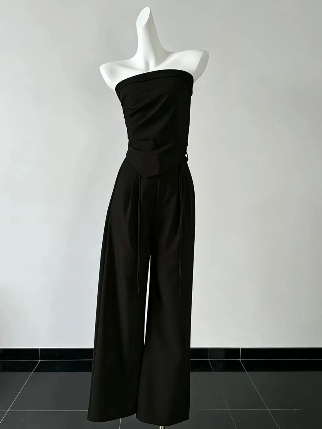 Black Fashion Asymmetrical Tube Top High Waist Wide Leg Pants Set Summer New Style Versatile Casual Women's Ensemble
Black Fashion Asymmetrical Tube Top High Waist Wide Leg Pants Set Summer New Style Versatile Casual Women's Ensemble