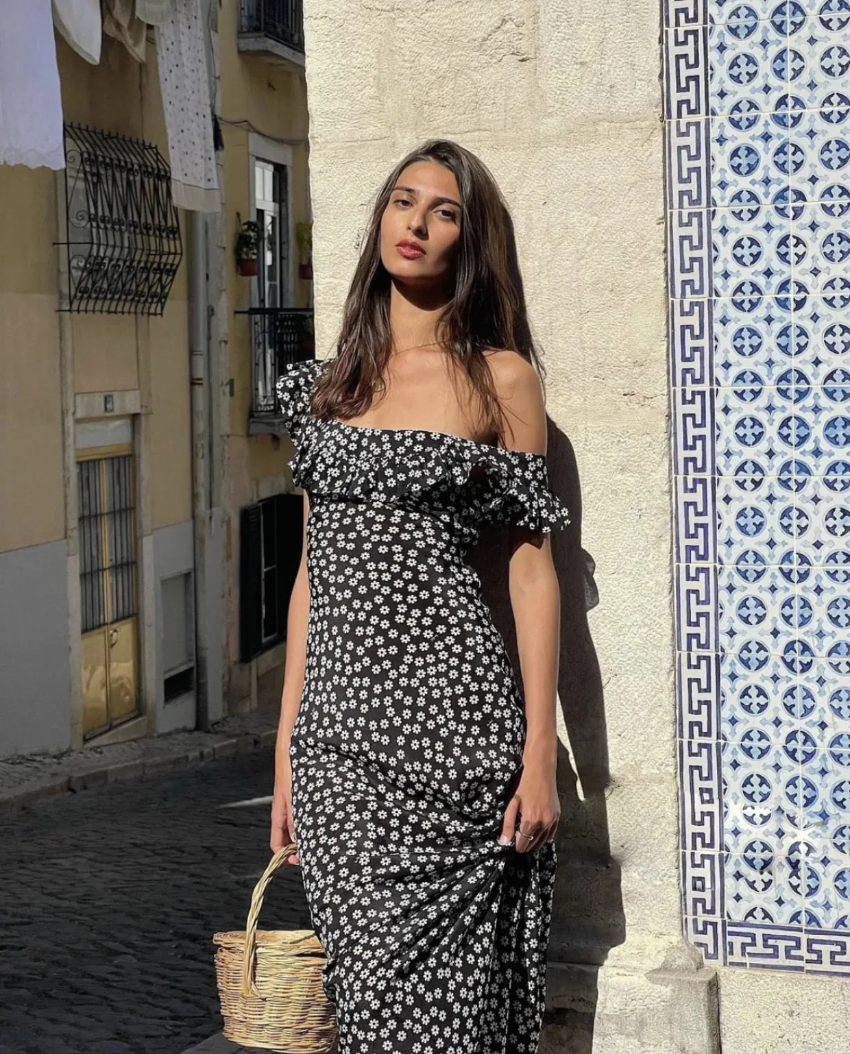 Daisy Print Women Black Long Dress Ruffles Spliced U-Neck Sleeveless High Waist Elegant Slim 100% Silk Robe
Daisy Print Women Black Long Dress Ruffles Spliced U-Neck Sleeveless High Waist Elegant Slim 100% Silk Robe