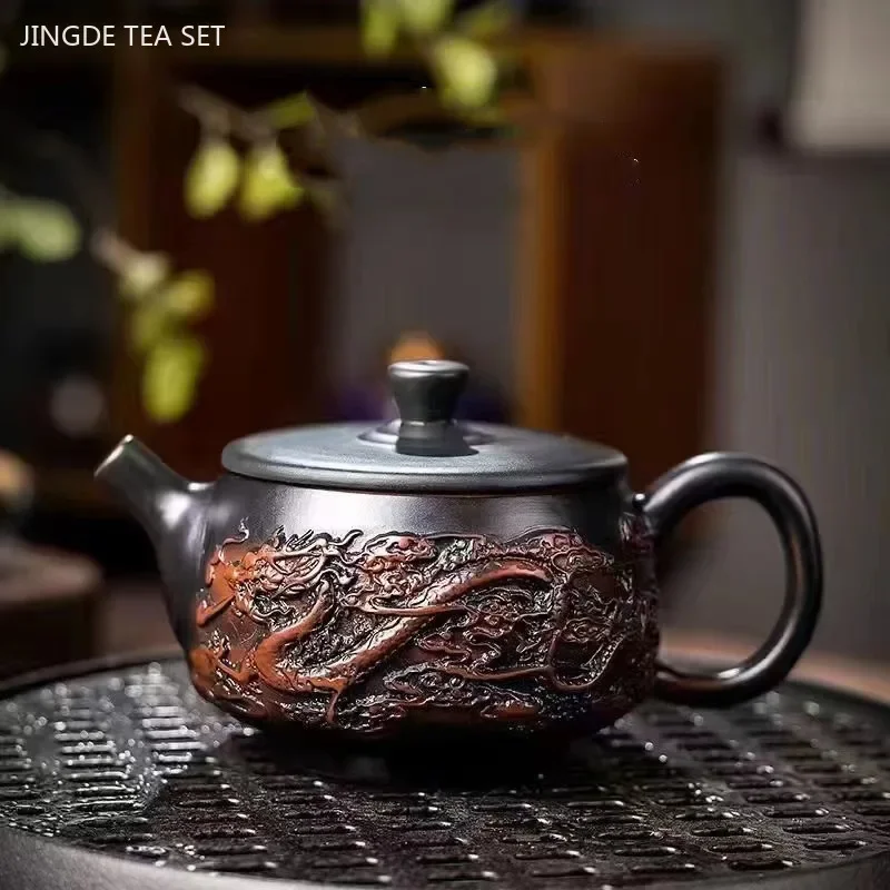 Фиолетовый керамический чайник с рельефным рисунком дракона, чайник для красоты, традиционный чайник с фильтром и отверстием в виде шара, китайский чайный набор Zisha
Фиолетовый керамический чайник с рельефным рисунком дракона, чайник для красоты, традиционный чайник с фильтром и отверстием в виде шара, китайский чайный набор Zisha