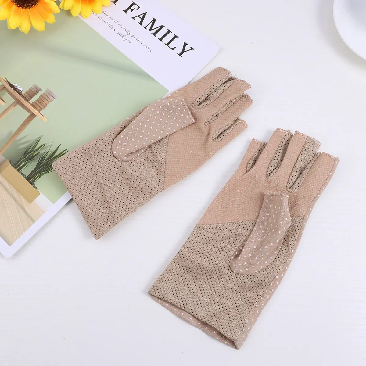 1Pair Ultrathin Gloves for Women Sun Protection Lightweight Cotton Fingerless Gloves for Driving Touch Screen Use Khaki
1Pair Ultrathin Gloves for Women Sun Protection Lightweight Cotton Fingerless Gloves for Driving Touch Screen Use Khaki