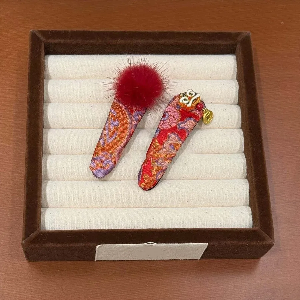 1 Pair Lion Dance Children's Chinese Hairpins Plush Ball Tang Suit Headwear Embroidered Satin Barrettes Hanfu Hair Accessories
1 Pair Lion Dance Children's Chinese Hairpins Plush Ball Tang Suit Headwear Embroidered Satin Barrettes Hanfu Hair Accessories