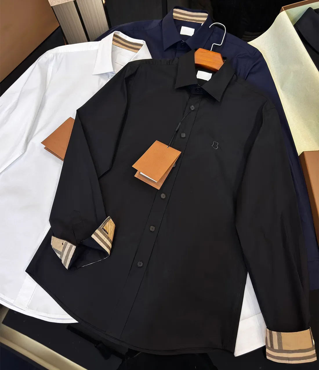 High quality designer men's shirt with checkered patchwork cuffs embroidered casual shirt popular street fashion versatile busin
High quality designer men's shirt with checkered patchwork cuffs embroidered casual shirt popular street fashion versatile busin
