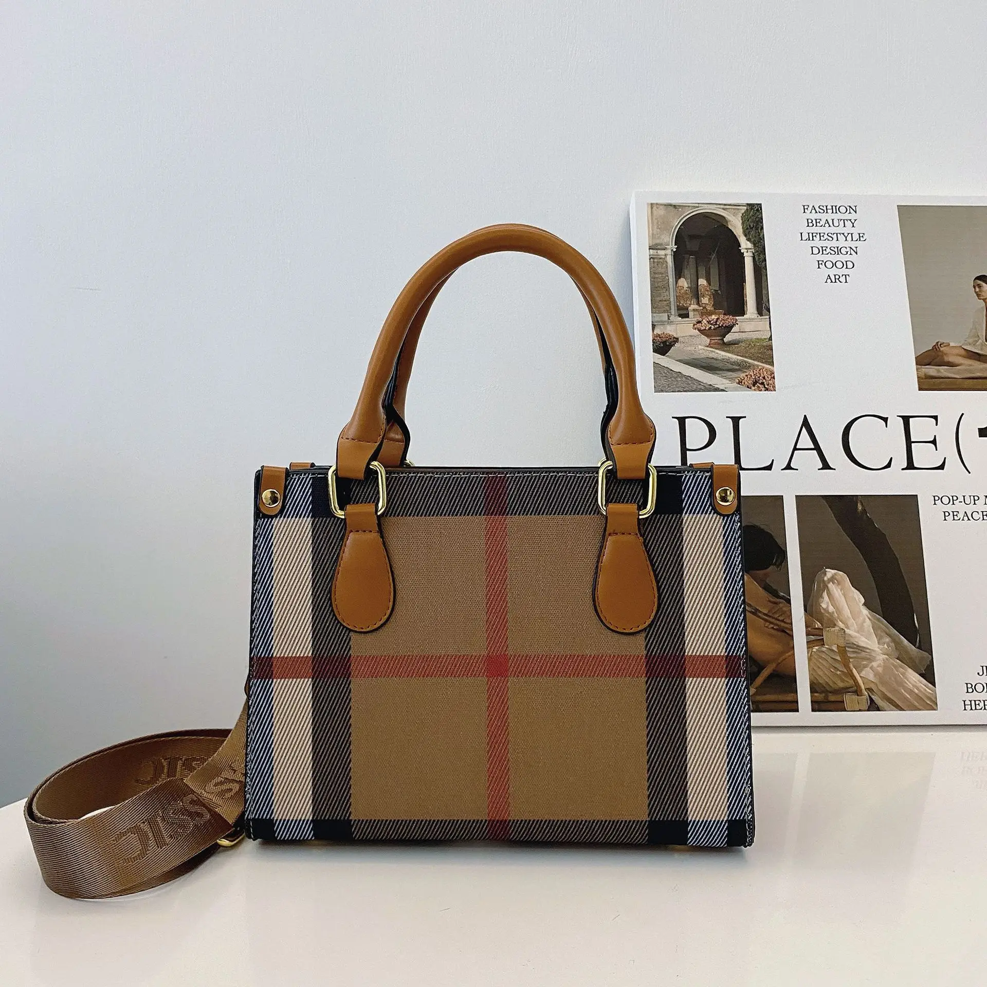 Осенняя клетчатая сумка 2024, просторная женская сумка с верхней ручкой, квадратная сумка через плечо «день-ночь», сумка на ремне, минималистичная кожа
Осенняя клетчатая сумка 2024, просторная женская сумка с верхней ручкой, квадратная сумка через плечо «день-ночь», сумка на ремне, минималистичная кожа