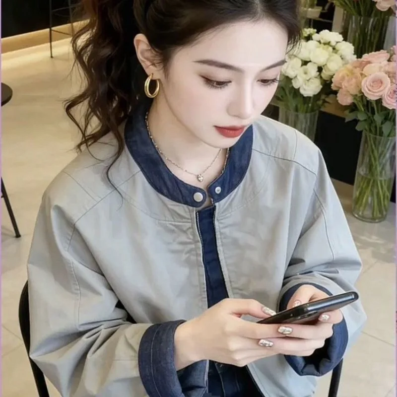 2026 Spring Autumn New Denim Splicing Short Women's Korean Design Sense Loose Stand Collar Baseball Outwear Zipper Coats
2026 Spring Autumn New Denim Splicing Short Women's Korean Design Sense Loose Stand Collar Baseball Outwear Zipper Coats