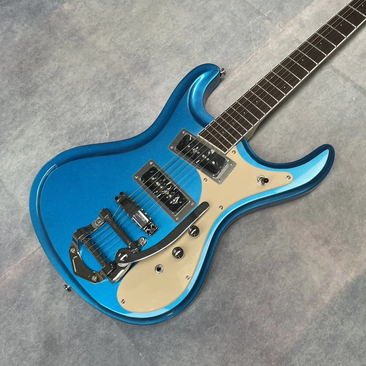 Metallic blue 6-string guitar, rosewood fingerboard electric guitar, white hardware guitar
Metallic blue 6-string guitar, rosewood fingerboard electric guitar, white hardware guitar