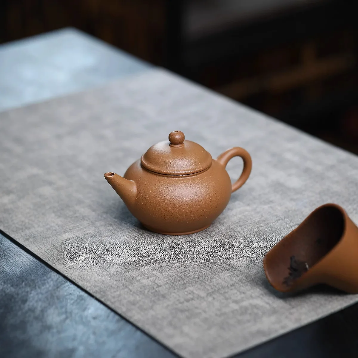 High-end Yixing purple clay pot horizontal semi-handmade teapot without adding segment mud 150cc literati tea set
High-end Yixing purple clay pot horizontal semi-handmade teapot without adding segment mud 150cc literati tea set
