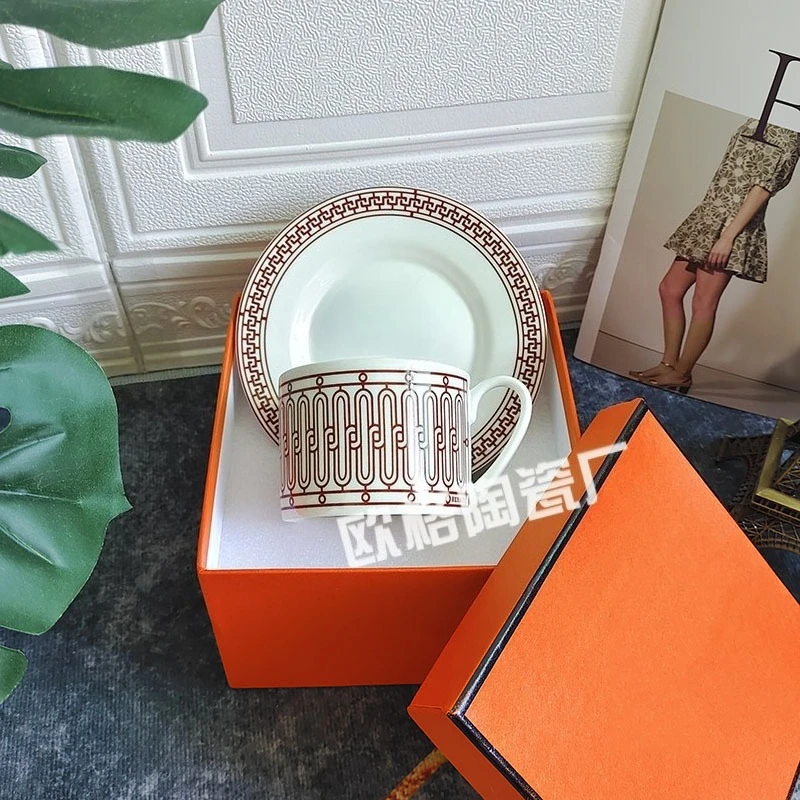 Стильный набор кофейных чашек, евро, чашка для послеобеденного чая, черная чашка для чая, одна чашка, блюдце, подарочная коробка, бестселлер
Стильный набор кофейных чашек, евро, чашка для послеобеденного чая, черная чашка для чая, одна чашка, блюдце, подарочная коробка, бестселлер