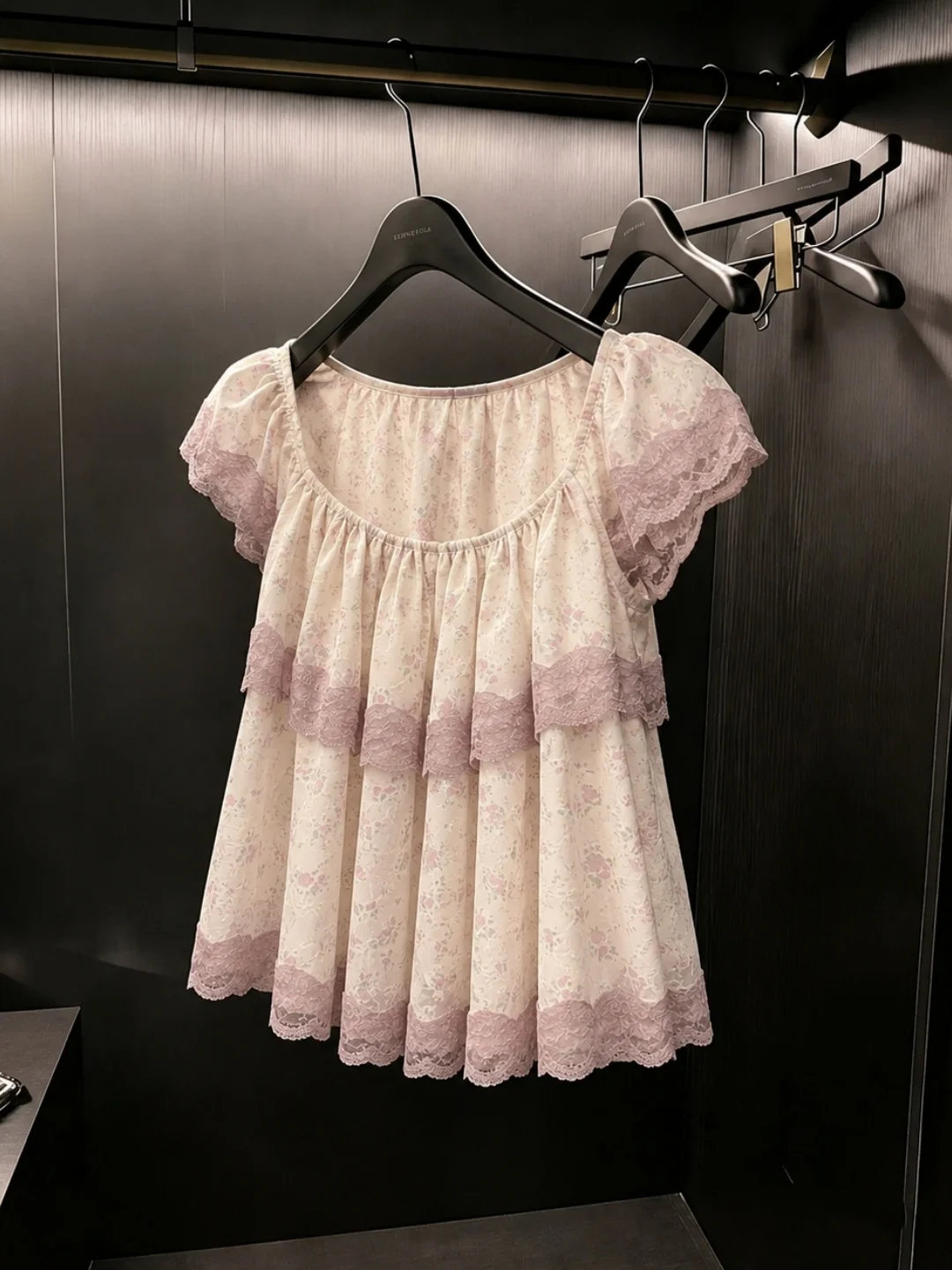 Elegant Lace Splice Floral Shirt Chiffon Top Outerwear Summer 2026 Slimming Trendy Korean Style Straight Cut Silk Blend
Elegant Lace Splice Floral Shirt Chiffon Top Outerwear Summer 2026 Slimming Trendy Korean Style Straight Cut Silk Blend