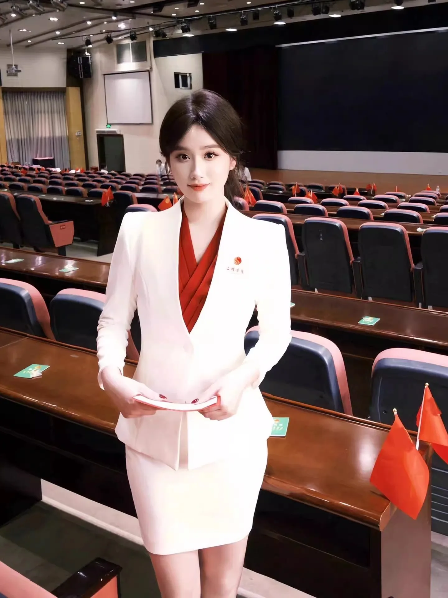 Professional Women's Suit Set White V-Neck Waist-Cinched Jacket And Skirt Commute Ready Business Casual Polyester Blend
Professional Women's Suit Set White V-Neck Waist-Cinched Jacket And Skirt Commute Ready Business Casual Polyester Blend