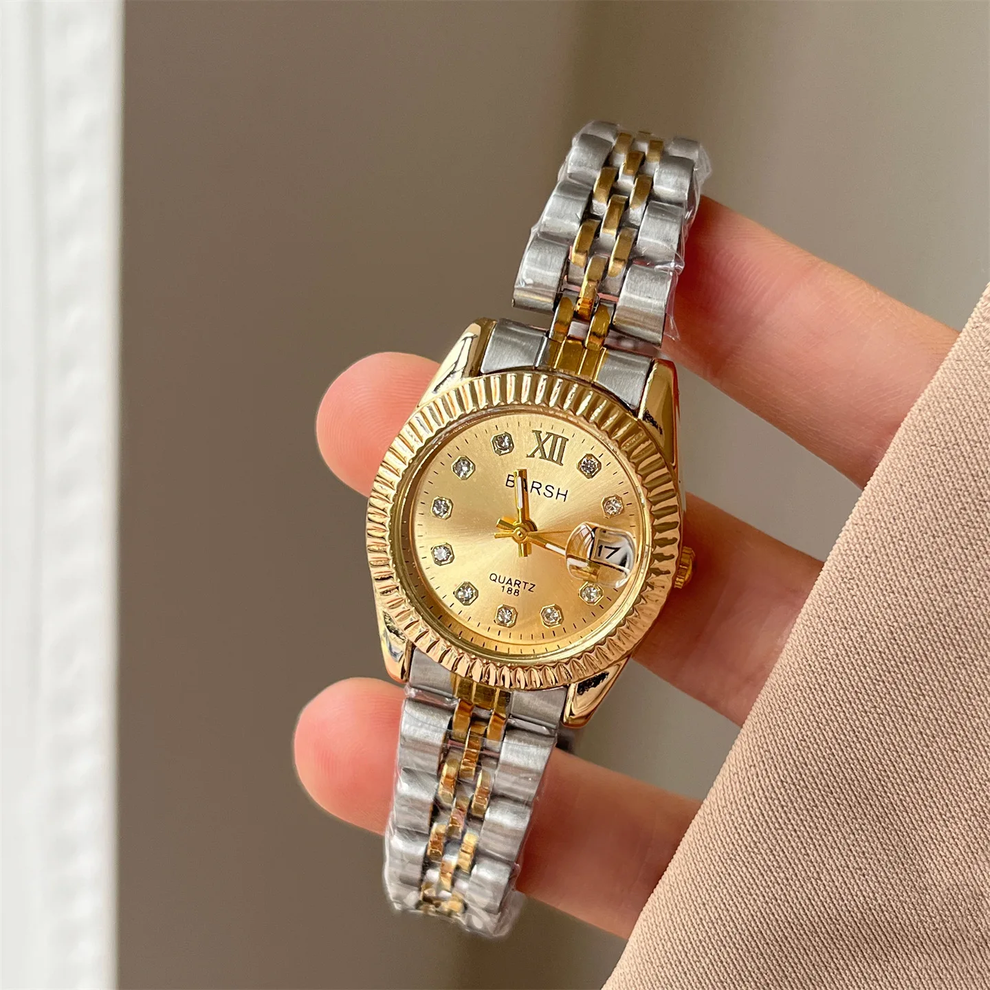 Gold-plated stainless steel women's watch, round dial with calendar, casual quartz watch, ladies' stainless steel wristwatch.
Gold-plated stainless steel women's watch, round dial with calendar, casual quartz watch, ladies' stainless steel wristwatch.