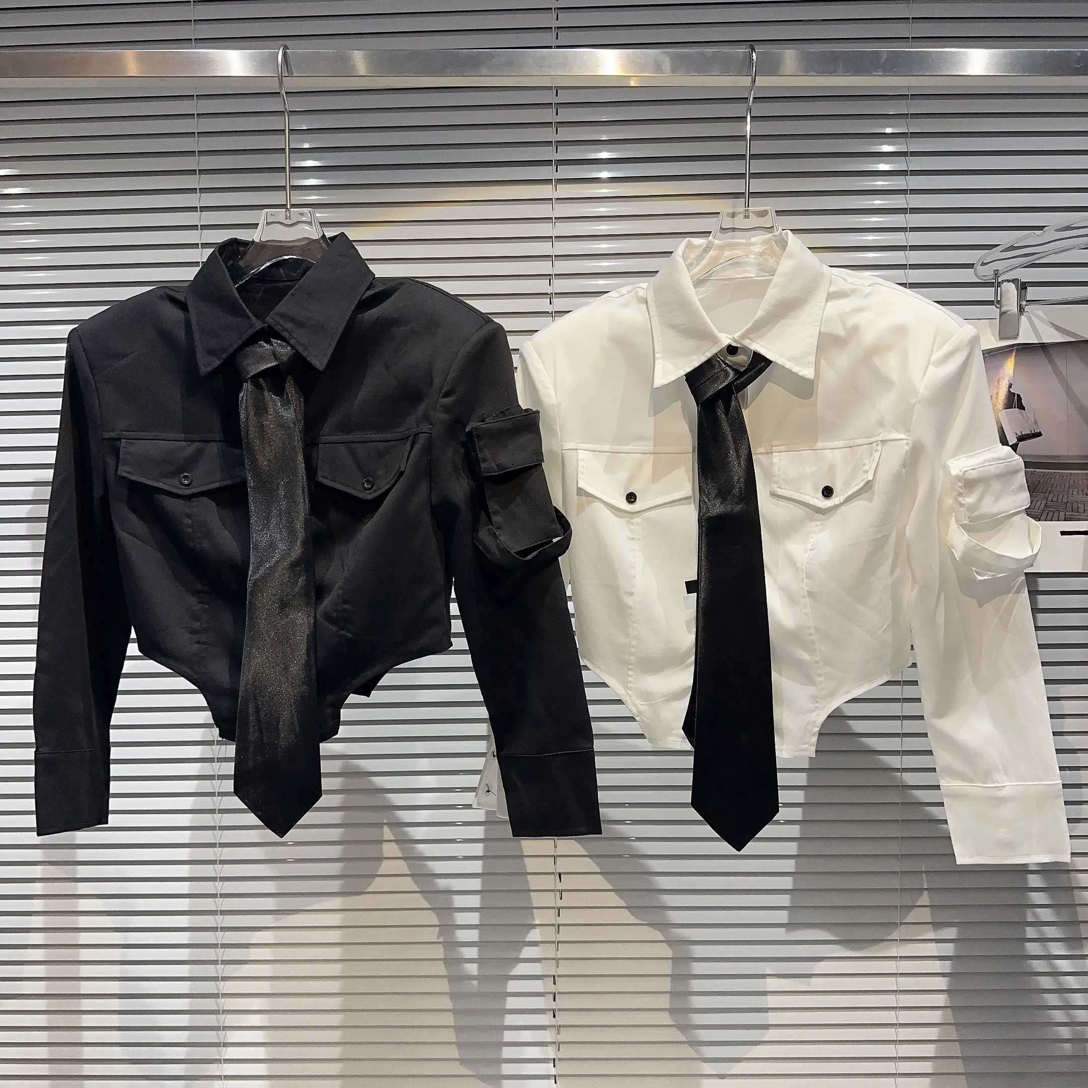 Korejpaa 2024 Spring New Women Shirt Elegant Spicy Girl Tie Decoration Curved Edge Design Short Shirt Outwear Casual Slim Tops
Korejpaa 2024 Spring New Women Shirt Elegant Spicy Girl Tie Decoration Curved Edge Design Short Shirt Outwear Casual Slim Tops