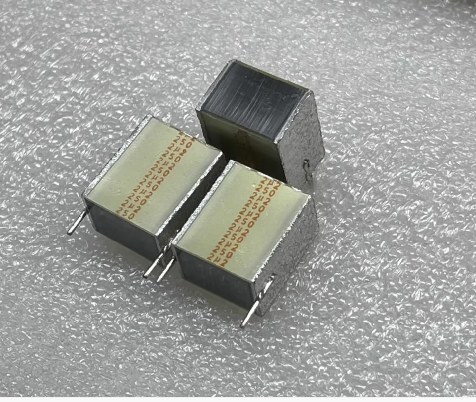 3 шт./лот, 2,2 мкФ, 250 В, 225 К, краснослойный неполяризованный многослойный торт. Неполяризованный бестано регулируемый металлопленочный конденсатор.
3 шт./лот, 2,2 мкФ, 250 В, 225 К, краснослойный неполяризованный многослойный торт. Неполяризованный бестано регулируемый металлопленочный конденсатор.