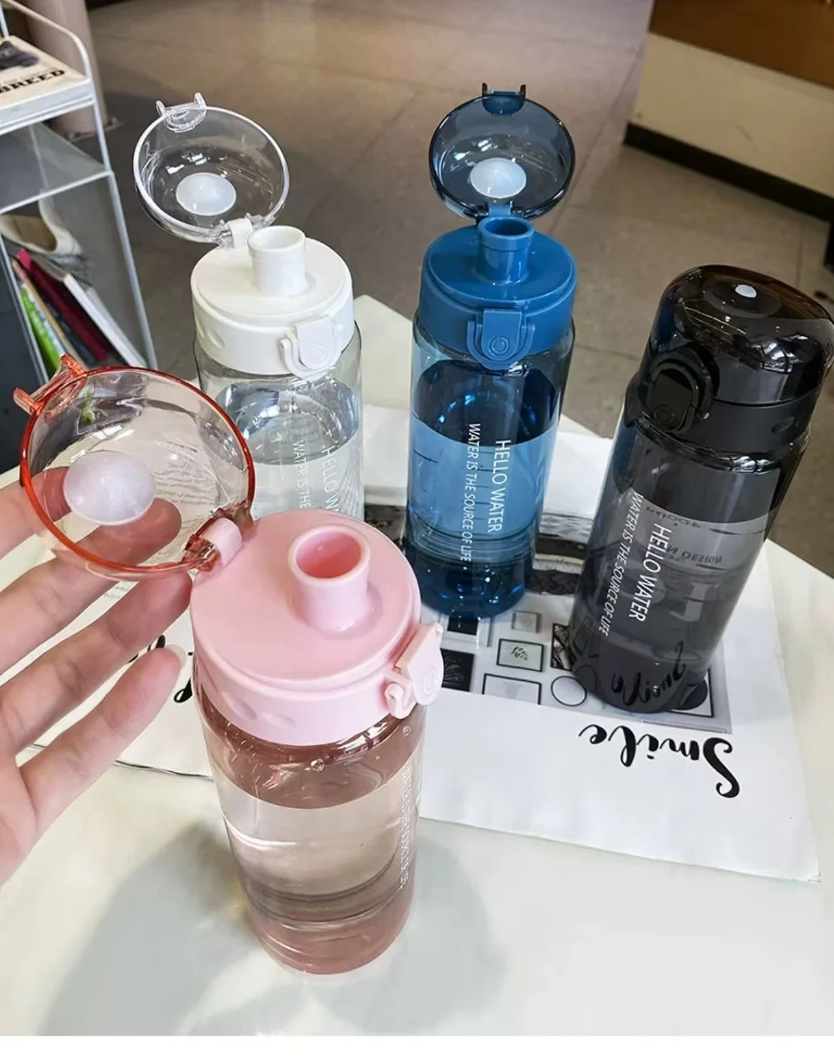 Портативная и удобная бутылка для воды для активного отдыха, подходит для женщин во время летних видов спорта.
Портативная и удобная бутылка для воды для активного отдыха, подходит для женщин во время летних видов спорта.