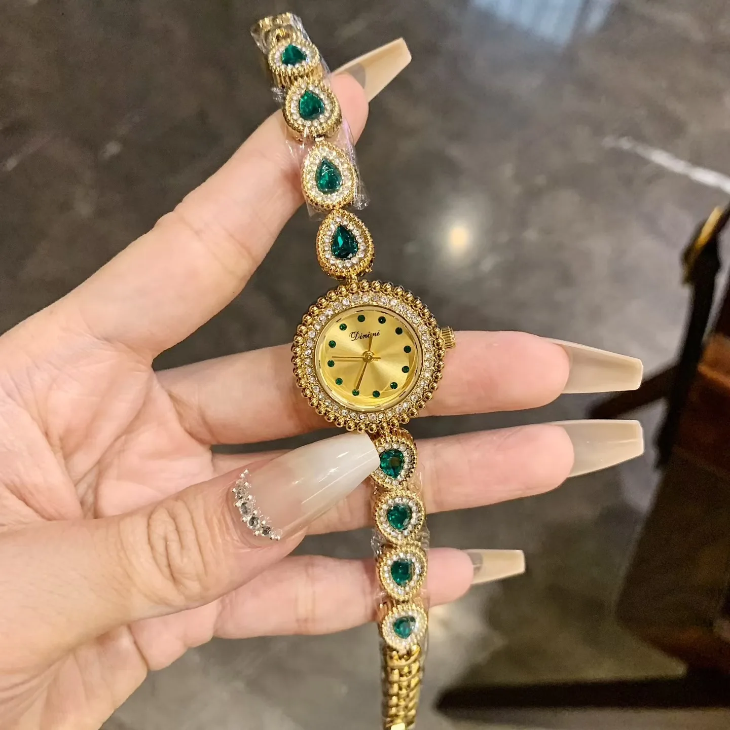 Vintage Teardrop Shaped Gemstone Small Bracelet Luxury Rhinestone Ladies' Elegant Watch Quartz Waterproof Watch for Women
Vintage Teardrop Shaped Gemstone Small Bracelet Luxury Rhinestone Ladies' Elegant Watch Quartz Waterproof Watch for Women
