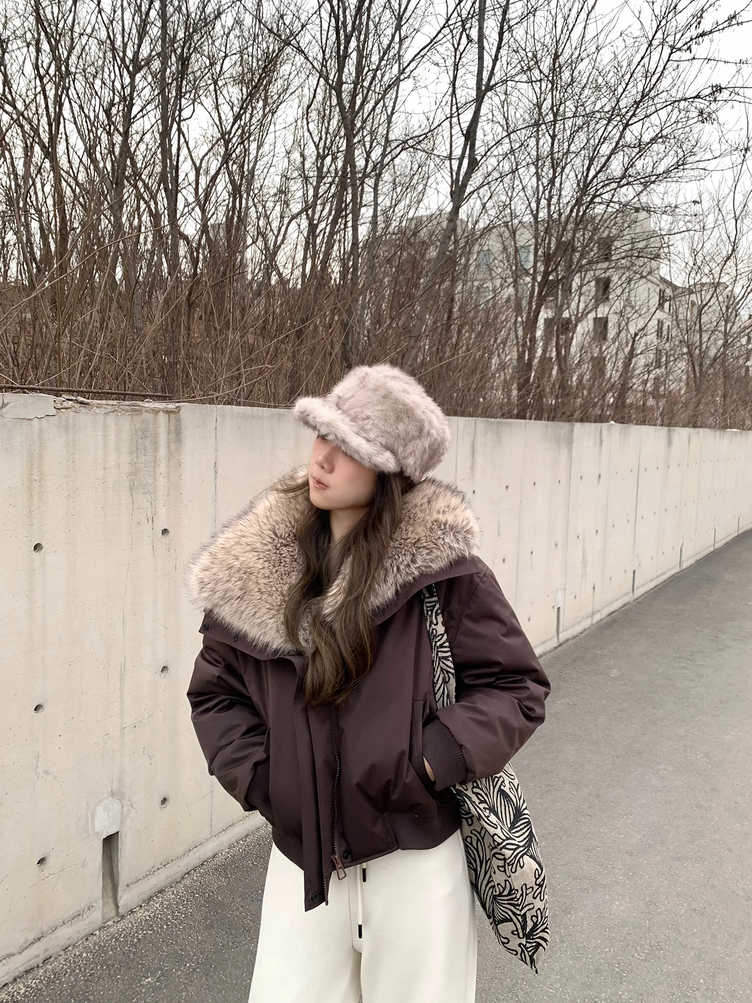 Утепленная куртка с большим меховым воротником и 90% белым утиным пухом, темно-коричневая, в стиле ретро, с воротником-стойкой, верхняя одежда с мехом
Утепленная куртка с большим меховым воротником и 90% белым утиным пухом, темно-коричневая, в стиле ретро, с воротником-стойкой, верхняя одежда с мехом
