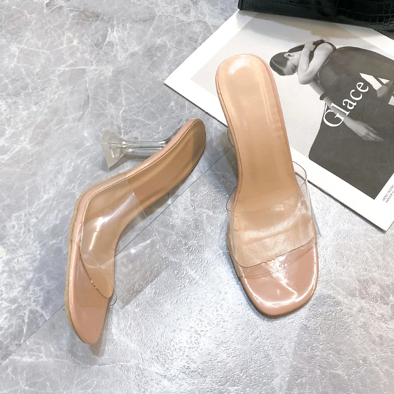 Women with single shoes and transparent sandals
Women with single shoes and transparent sandals