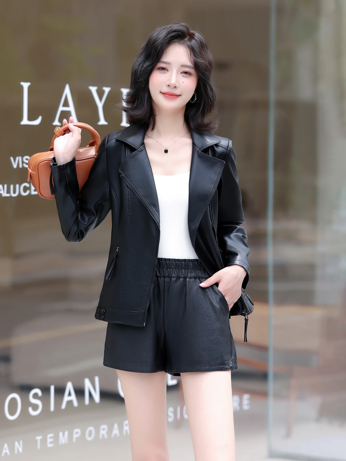 Женская кожаная куртка Slim Fit из овчины, байкерская, на молнии, с длинными рукавами, дышащая, комфортная
Женская кожаная куртка Slim Fit из овчины, байкерская, на молнии, с длинными рукавами, дышащая, комфортная