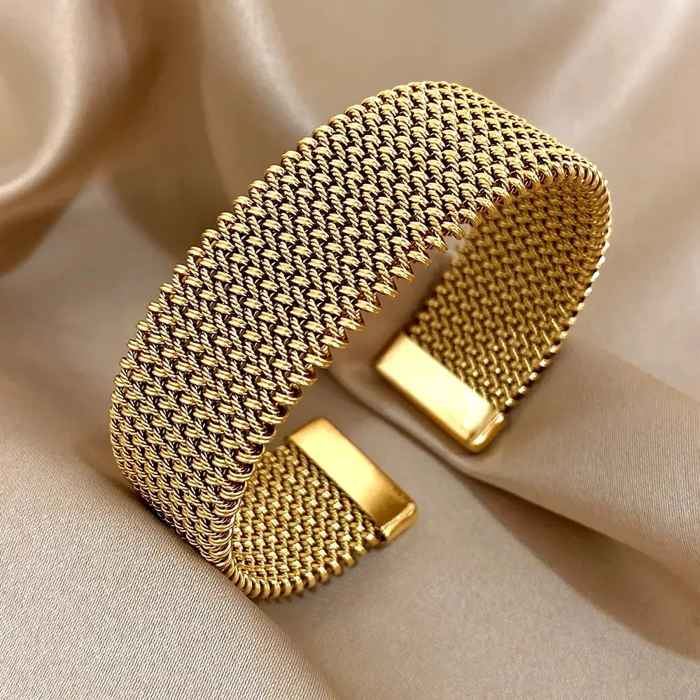 18K Gold Plated Titanium Steel Bracelets for Women, European & American Style, Intricate Wire Embossed Pattern, Light Luxury
18K Gold Plated Titanium Steel Bracelets for Women, European & American Style, Intricate Wire Embossed Pattern, Light Luxury
