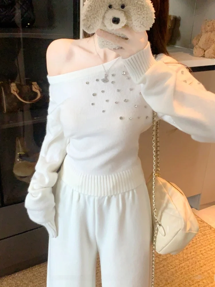 Autumn Winter Diamond Embedded Slant Shoulder Slim Fit Long Sleeve Knitted Top Short Style Versatile Korean Version City Walk
Autumn Winter Diamond Embedded Slant Shoulder Slim Fit Long Sleeve Knitted Top Short Style Versatile Korean Version City Walk