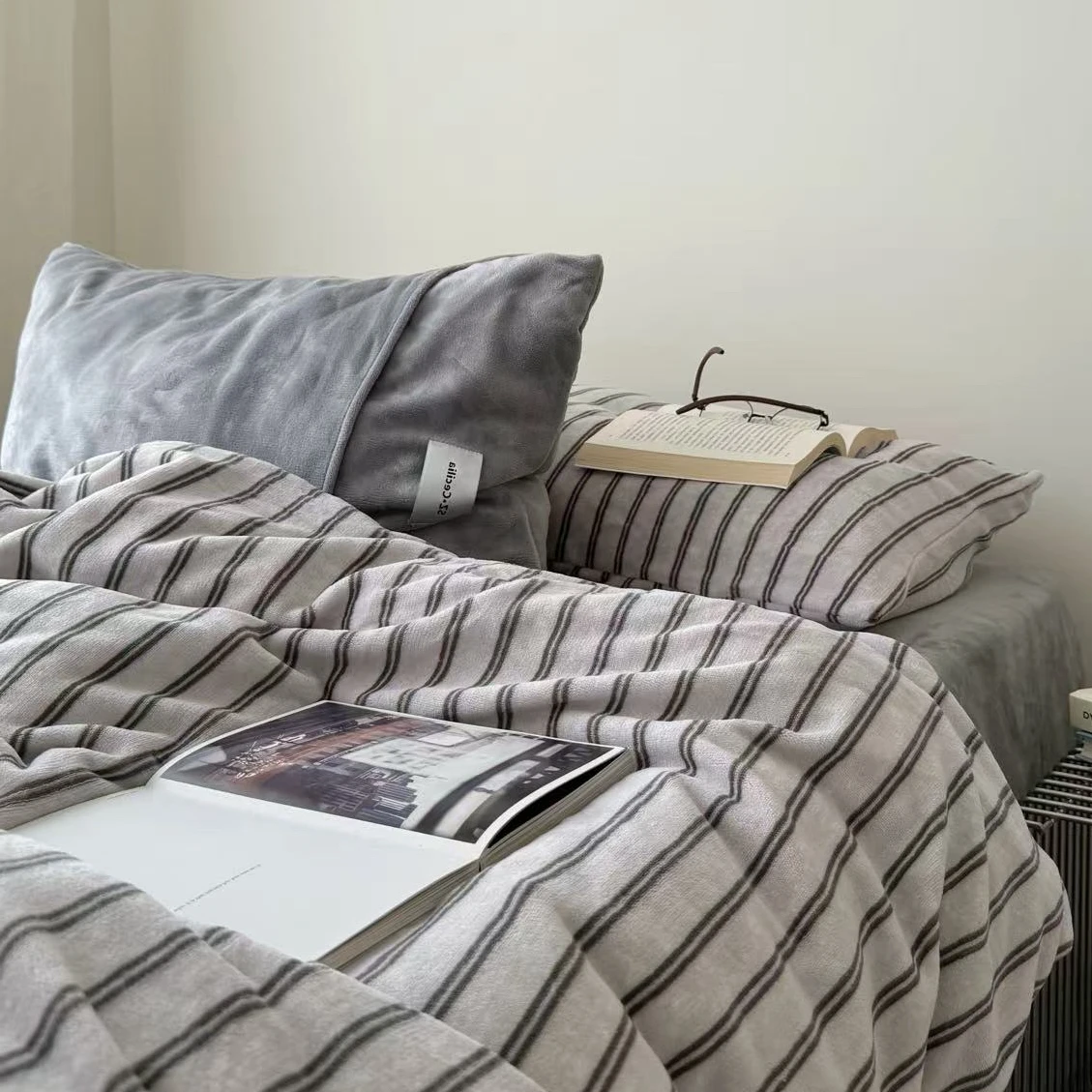 Комплект постельного белья Hua Face из четырех предметов: простыня, пододеяльник, две наволочки, вельветовая ткань с полосками и надписями, мягкий, приятный для кожи, для блогеров, производство Цзянсу.
Комплект постельного белья Hua Face из четырех предметов: простыня, пододеяльник, две наволочки, вельветовая ткань с полосками и надписями, мягкий, приятный для кожи, для блогеров, производство Цзянсу.